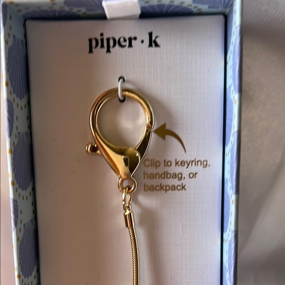 ✨ Gold Fish Bag Charm Key Chain ✨ - Picture 3 of 4